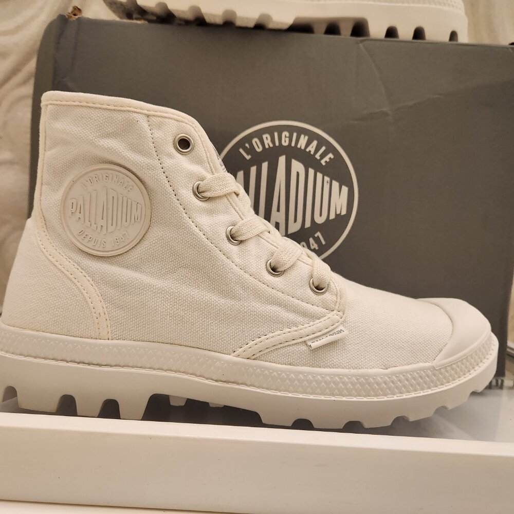 Palladium Star White Hight top sneakers. "Pampa Hi" NIB. Size 9 - Picture 1 of 12